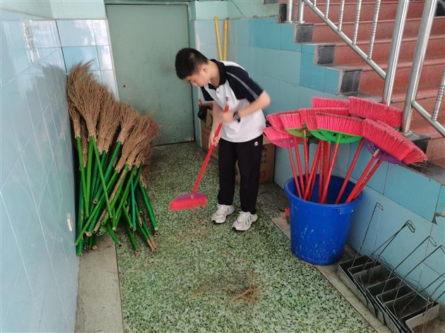 初2020级1班学生主动打扫劳动工具区域