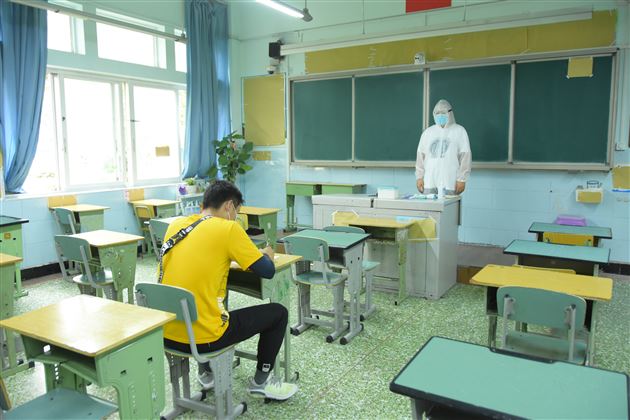 防疫演练擂战鼓 全力护航迎中考——中考棠外考点开展防疫应急演练 