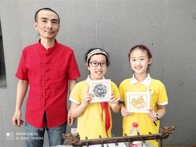 非遗进校园 共绘中国红——成都非遗艺术活动走进棠外附小 