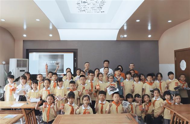 非遗进校园 共绘中国红——成都非遗艺术活动走进棠外附小 