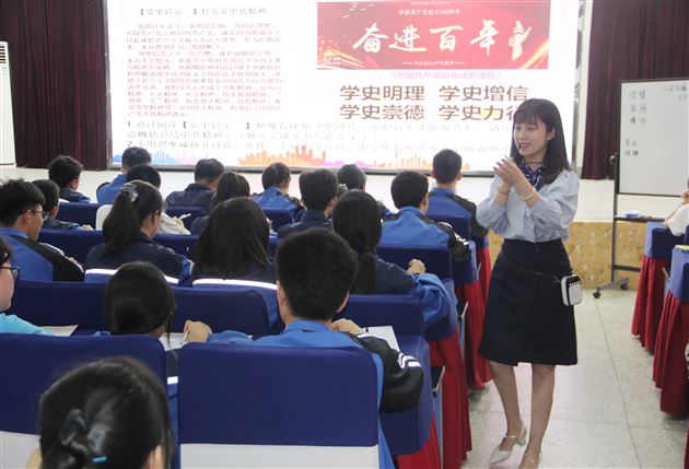 孙静老师与学生互动