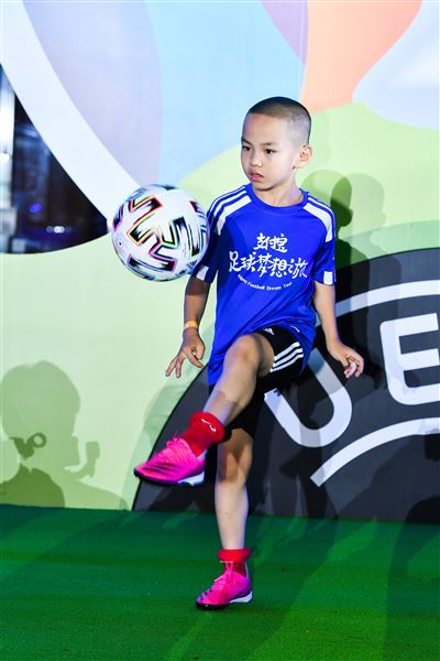 祝贺胡恩瑞小朋友荣获全国校园足球“得分王”称号