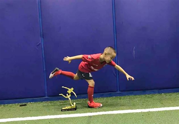 祝贺胡恩瑞小朋友荣获全国校园足球“得分王”称号