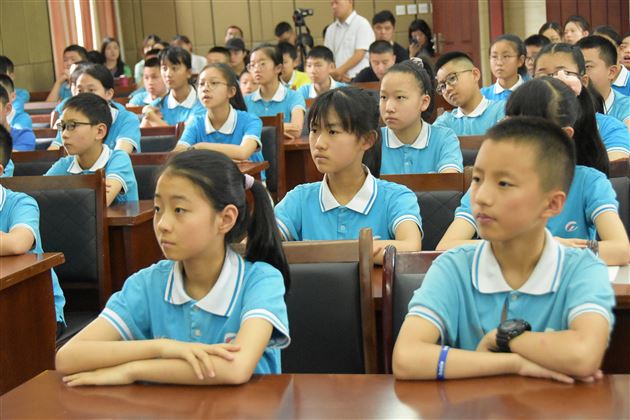 棠外初中后备班主任周菡为小初衔接上修身班会示范课