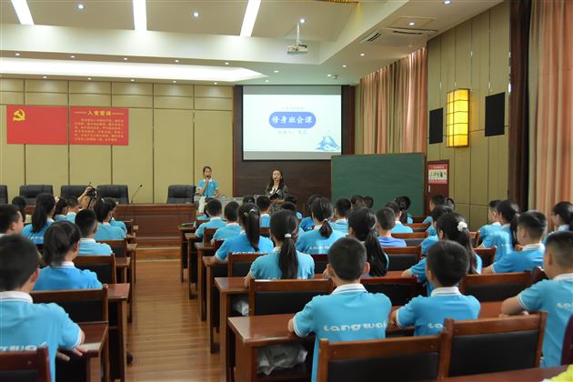 棠外初中后备班主任周菡为小初衔接上修身班会示范课