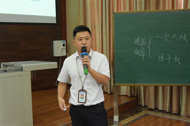 棠外初中后备班主任周菡为小初衔接上修身班会示范课