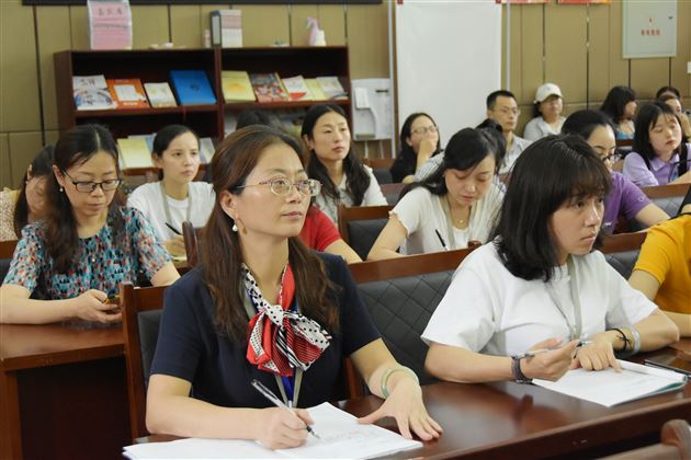 棠外初中后备班主任周菡为小初衔接上修身班会示范课