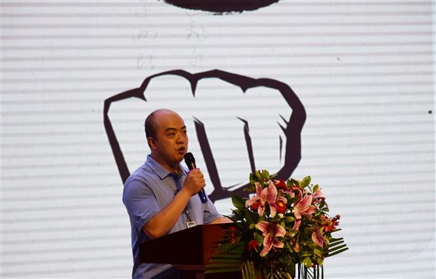 王福民老师以《自觉自律 自信自强 追求卓越 超越自我》与大家共勉共进