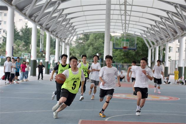 高中成功举行班级篮球联赛 