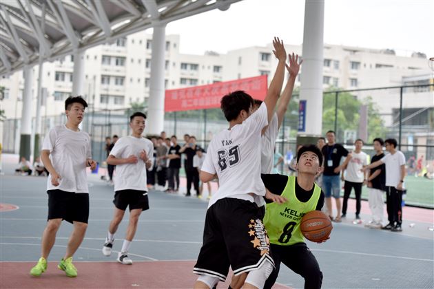 高中成功举行班级篮球联赛 