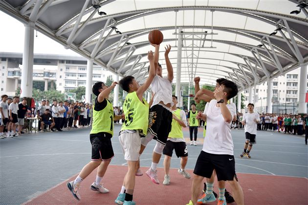 高中成功举行班级篮球联赛