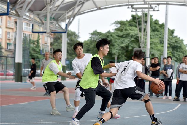高中成功举行班级篮球联赛 
