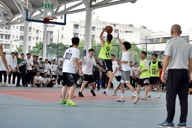 高中成功举行班级篮球联赛 