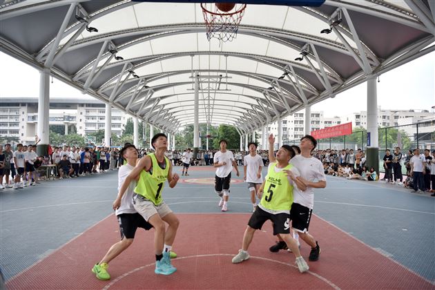 高中成功举行班级篮球联赛