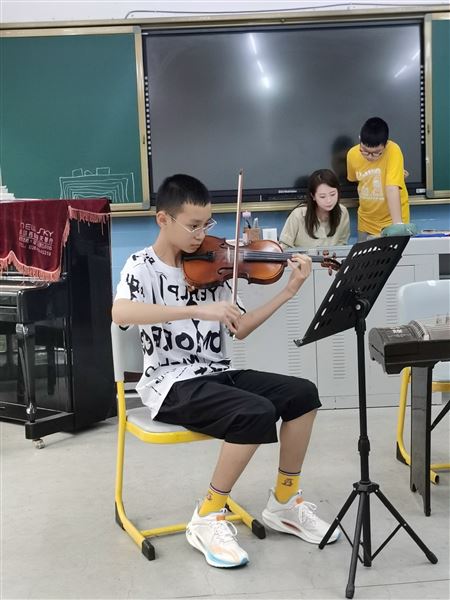 享艺术盛宴 展学子风采——棠外初2021级开展新生“艺术素质实践活动” 