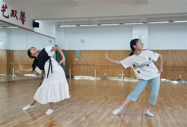 享艺术盛宴 展学子风采——棠外初2021级开展新生“艺术素质实践活动” 