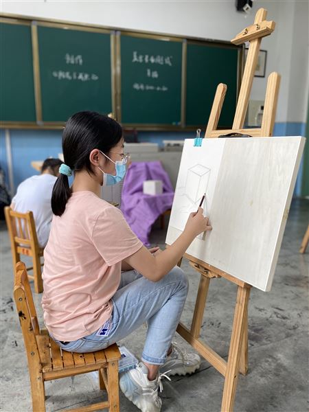 享艺术盛宴 展学子风采——棠外初2021级开展新生“艺术素质实践活动”