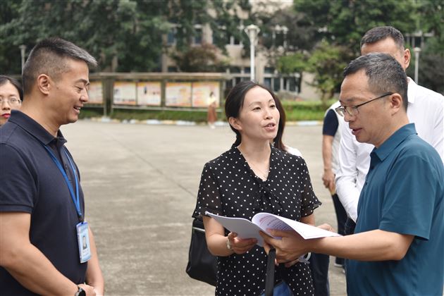 双流区委常委统战部长杨莲莅临棠外检查指导学校安全和防疫防控工作