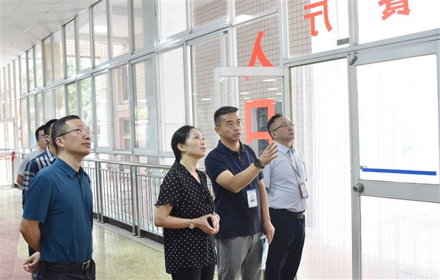 双流区委常委统战部长杨莲莅临棠外检查指导学校安全和防疫防控工作
