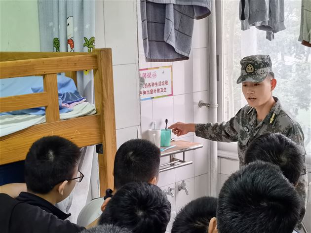 寝室内务大整理 规范生活靠自己——棠外高中举行学生寝室内务规范整理活动