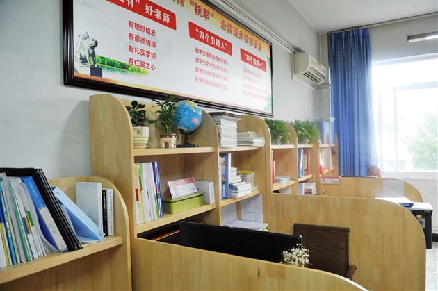 棠外高中开展“文明办公室”评比和“年级文化建设”检查活动 