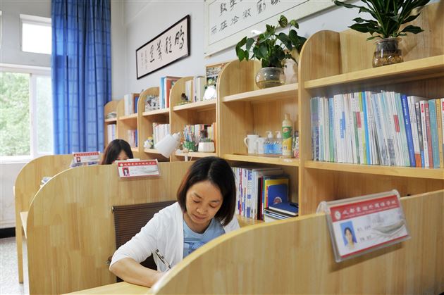 棠外高中开展“文明办公室”评比和“年级文化建设”检查活动 