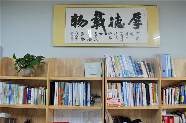 棠外高中开展“文明办公室”评比和“年级文化建设”检查活动