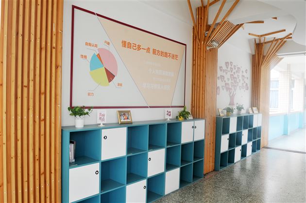 棠外高中开展“文明办公室”评比和“年级文化建设”检查活动