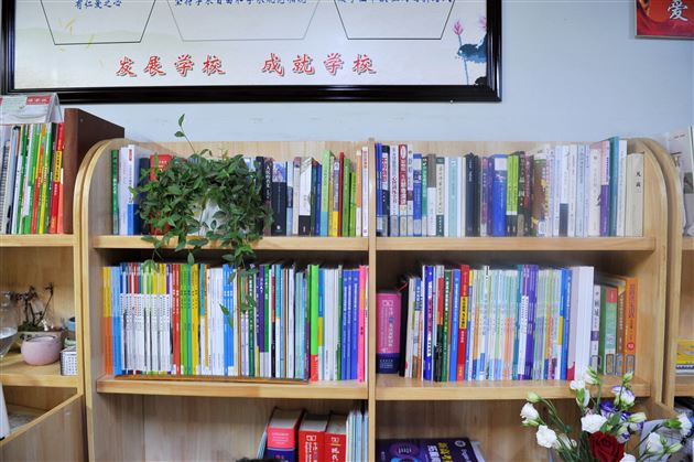 棠外高中开展“文明办公室”评比和“年级文化建设”检查活动 