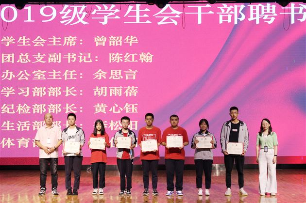 红榜张张催奋进 旌旗猎猎鼓人心——棠外高三举行第一阶段考试学生表彰暨班级授旗仪式活动