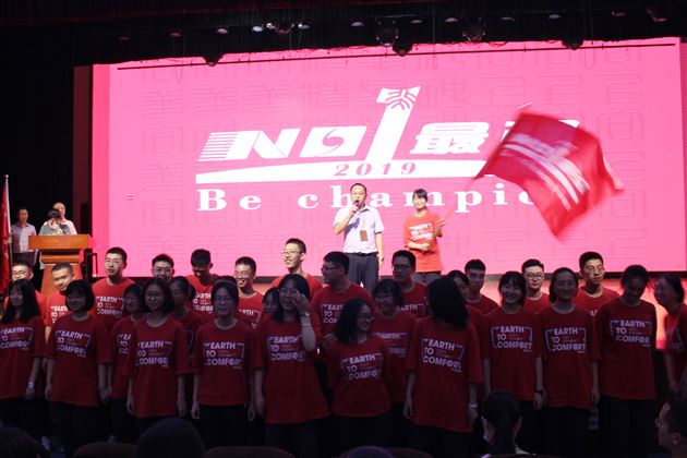 红榜张张催奋进 旌旗猎猎鼓人心——棠外高三举行第一阶段考试学生表彰暨班级授旗仪式活动 