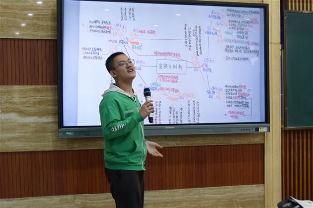 我校初中学生在道德与法治课中展示大单元思维导图