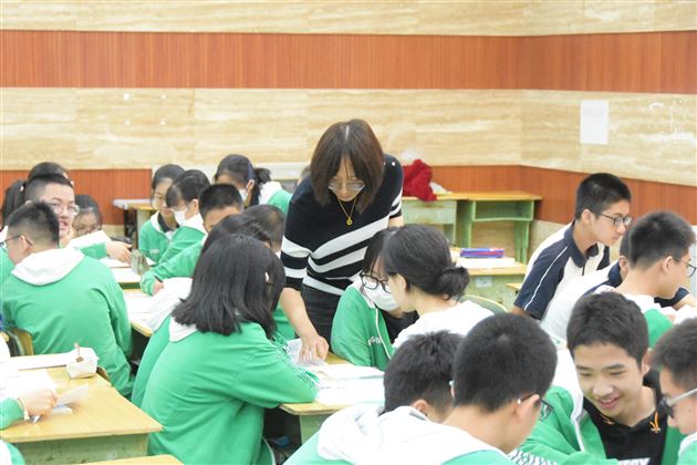 初中道德与法治教师杨灿老师承担双流区大单元复习公开课