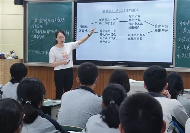 抓住契机求突破 助推发展上新阶——成都市教科院专家莅临棠外视导高中历史教学 