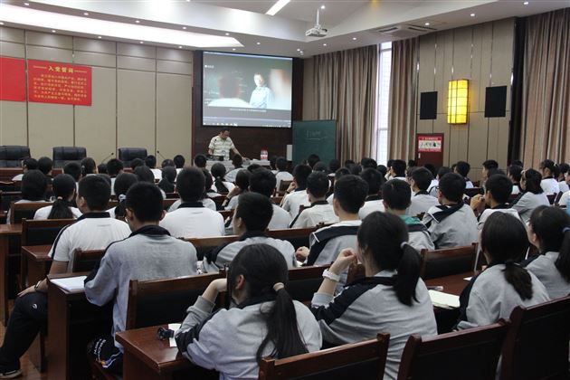 选文？选理？听听他怎么说？——棠外高2021级文理分科指导讲座顺利举行 