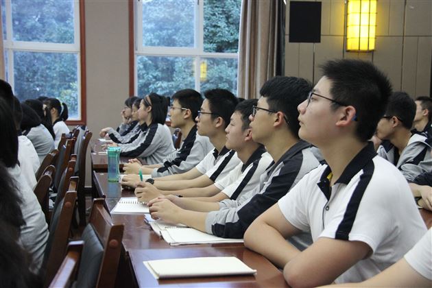 选文？选理？听听他怎么说？——棠外高2021级文理分科指导讲座顺利举行