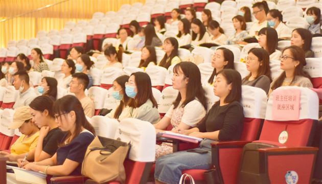 棠外周小舒、袁成、林光辉、曹姗老师受双流区教科院邀请作班主任专题讲座