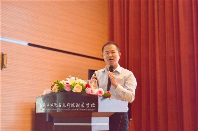 我校初中袁成老师在双流区班主任教研活动中作专题讲座