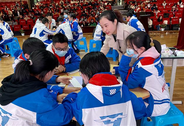 棠外周小舒老师受邀献课成都市“生命·生活·生涯教育” 暨第五届心理班会课展示活动