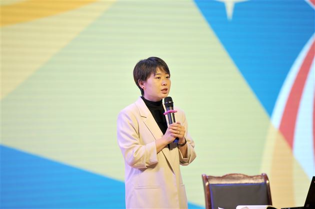 四川省教育科学研究院特聘小学英语教材开发专家、小学英语教学指导专家张成瑛对本次赛课做精彩详尽的点评