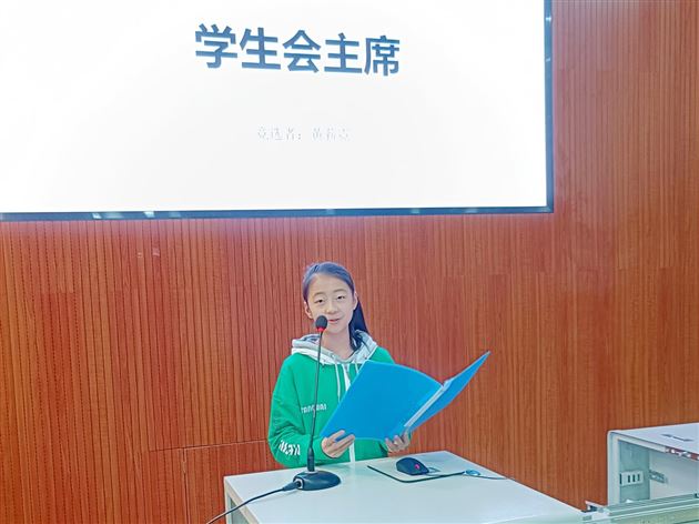 初一学生会主席黄薪霓同学