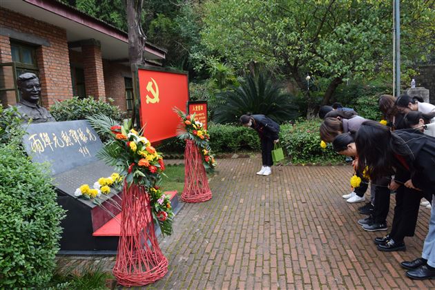 跟随伟大脚步 赓续奋进精神——记棠外高中第一支部党工共建活动