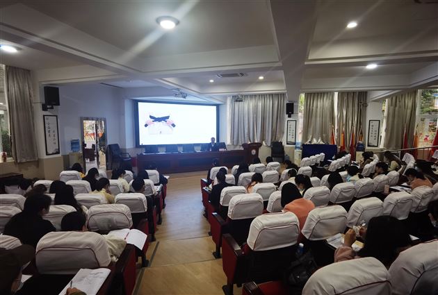 棠外袁成老师受邀为彭州市教育系统新教师作班主任专业发展专题讲座