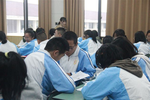 走进学生一起合作探究