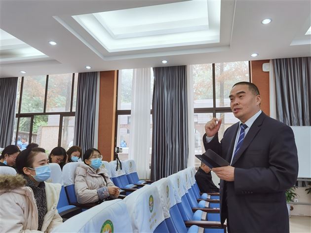 天府新区德育教研员贺青松老师作点评