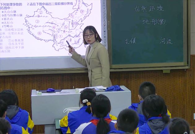棠外初中教师成凤在双流区地理教研活动中献课受好评