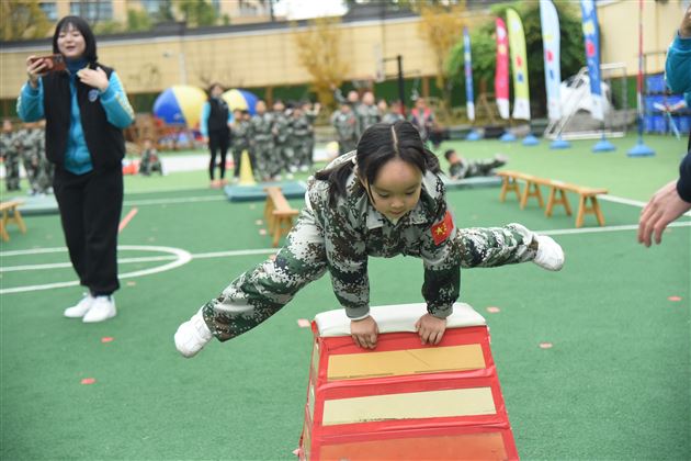 萌宝来袭 火力全开——棠外实验幼儿园举行 “我是小小兵”冬季运动会