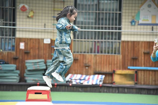 萌宝来袭 火力全开——棠外实验幼儿园举行 “我是小小兵”冬季运动会