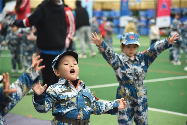 萌宝来袭 火力全开——棠外实验幼儿园举行 “我是小小兵”冬季运动会