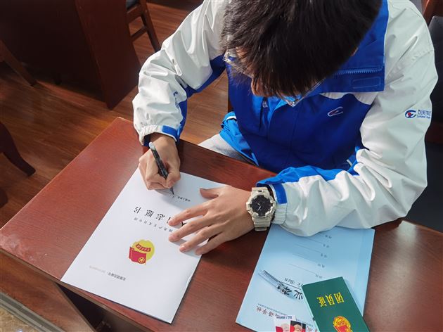 学生填报入团申请书